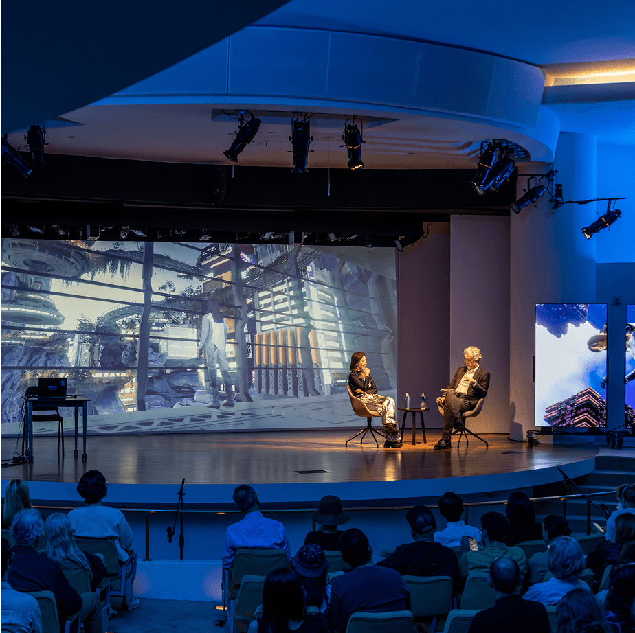 아티스트 강연에서 관객들과 교감하는 2025 LG 구겐하임 어워드 수상자 김아영