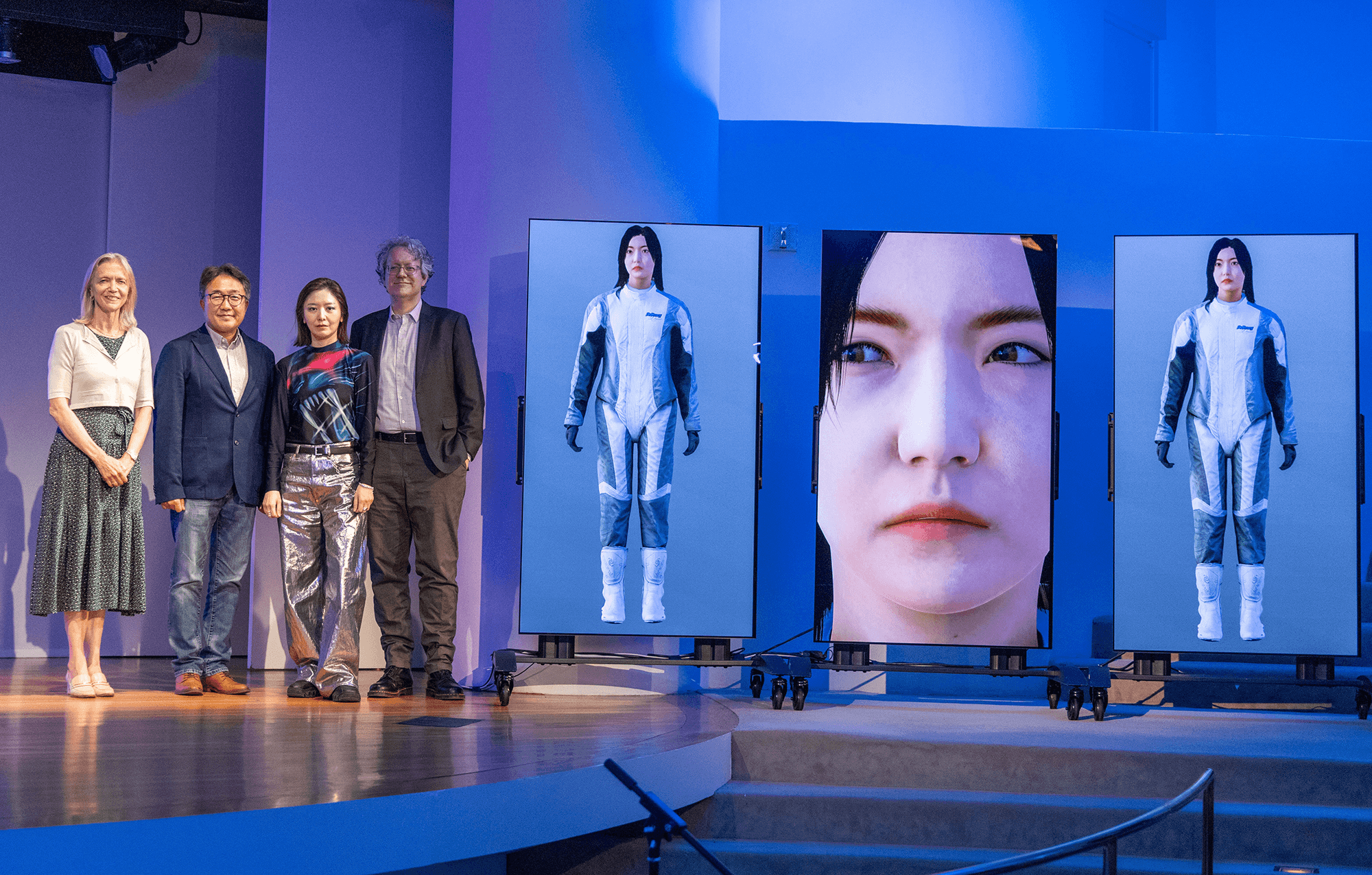 김아영 작가의 성공적인 아티스트 강연을 축하하는 기념 촬영. 구겐하임 미술관장 겸 CEO 마리엣 웨스터만, LG전자 북미법인 허철호 VP, 2025 LG 구겐하임 수상자 김아영, 구겐하임 큐레이터 냇 트로트먼