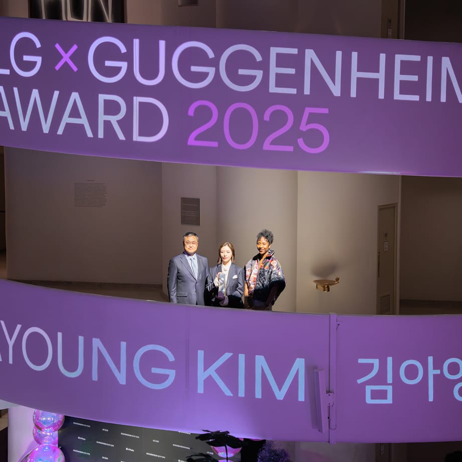 2025년 LG 구겐하임상 수상자인 김아영, 나오미 베크위드, 크리스 정과 함께