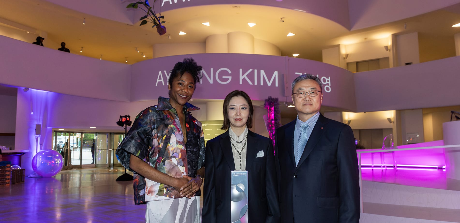 2025년 LG 구겐하임상 수상자인 김아영, LG 리더십의 나오미 베크위드와 크리스 정과 함께